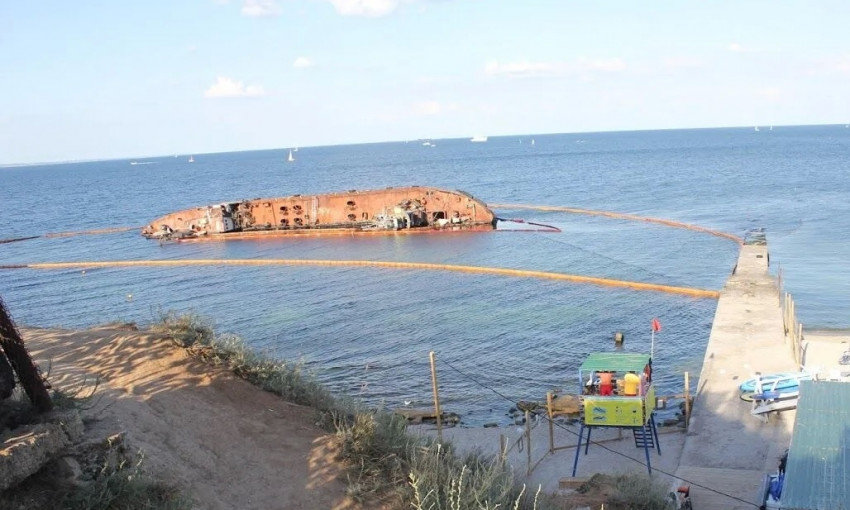 В море у пляжа Дельфин в Одессе замечена мазутная пленка - опять танкер?
