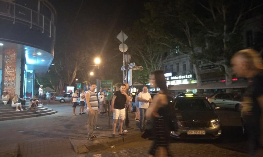 В Одессу вернулись лихие 90-е: трое таксистов спокойно избивали пьяного мужчину в центре города