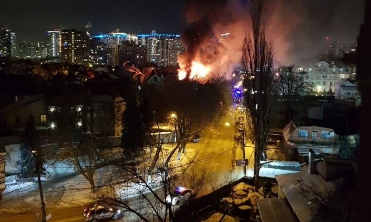 В Одессе на улице Посмитного загорелось здание отеля (видео)