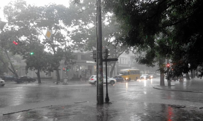 Проливной дождь: за считанные минуты Одесса превратилась в Венецию