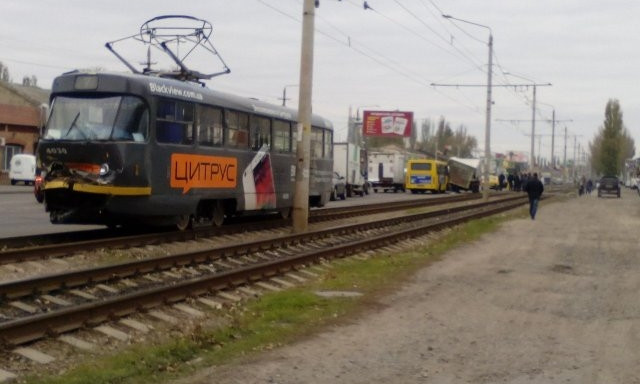 ДТП на посёлке Котовского: грузовик врезался в трамвай