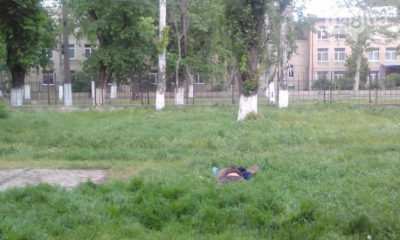 Во дворе школы найдено бездыханное тело мужчины (фото 18+)