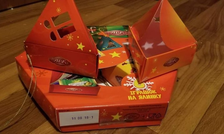 Организаторы соревнований по фигурному катанию не могут найти призёра, которому досталась пустая коробка конфет, чтобы извиниться