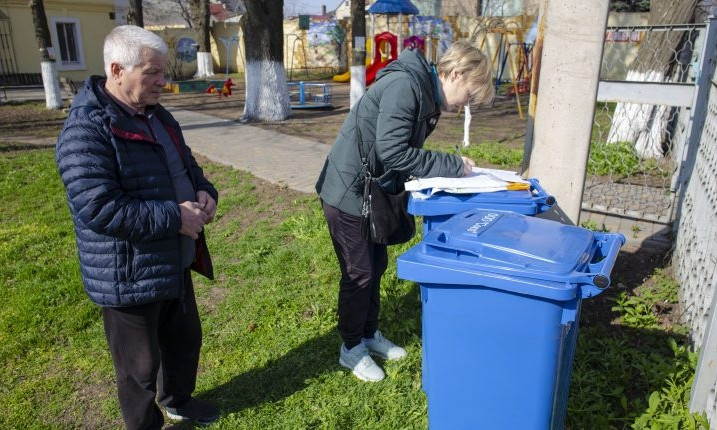 Жителей одесской Чубаевки обеспечили индивидуальными контейнерами для мусора