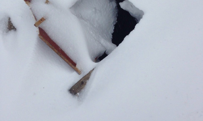 Осторожно: В Одессе открытый люк, засыпанный снегом (ФОТО)