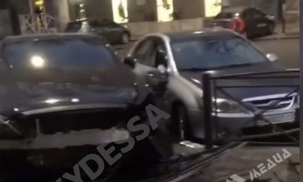 В центре Одессы девушка на машине снесла ограждение 