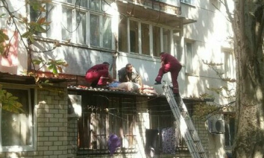 В Черноморске пенсионер упал с пятого этажа