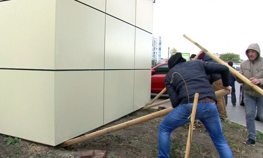 Жители посёлка Котовского снесли два МАФа