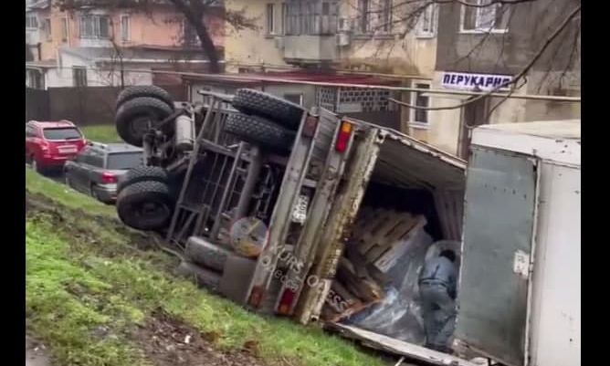 В Одессе грузовик вылетел со склона: он едва не упал на прохожих