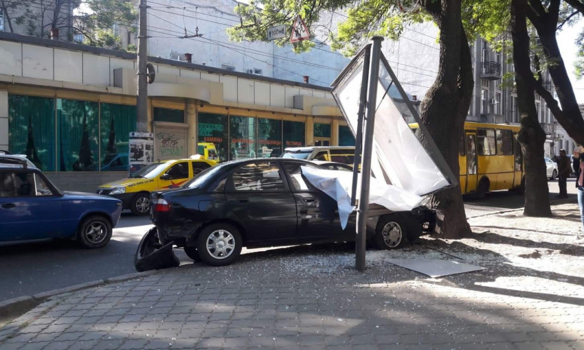 Утреннее ДТП в Одессе: иномарка снесла ситилайт