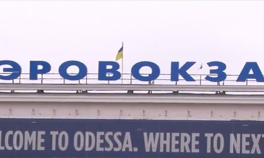 Замёрзшие пассажиры провели в аэропорту восемь часов без воды и еды