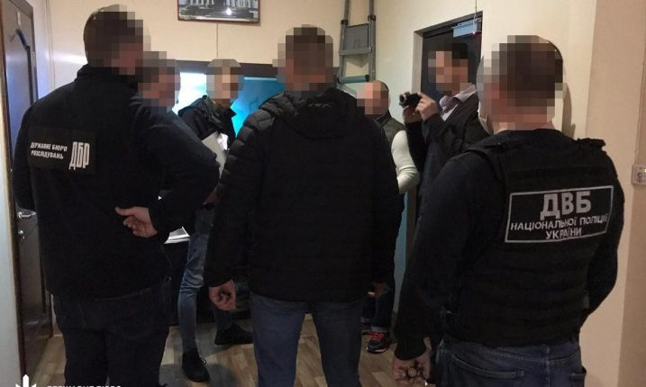 Крали во время обыска: у николаевских копов есть вопросы к одесским полицейским