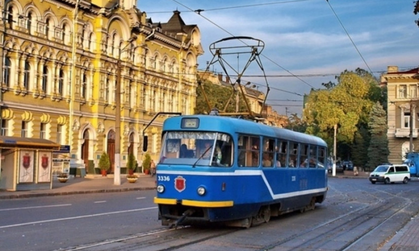 Такое может быть только в Одессе – трамвай "сел на шпагат"