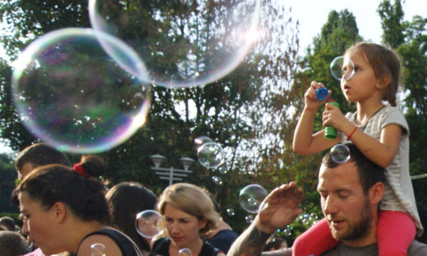 Одесса: тысячи мыльных пузырей выпустили в небо (ФОТО)