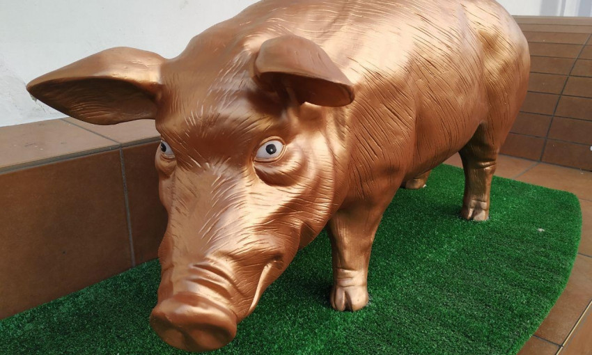 В Одессе появилась скульптура свиньи (ФОТО)