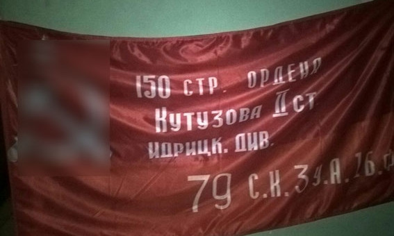 Сотрудники полиции задержали граждан с советским Знаменем Победы
