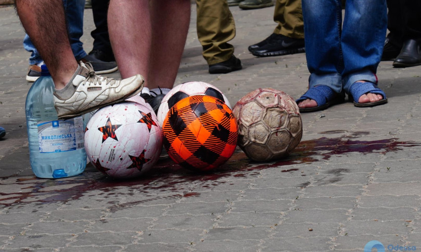 "Кровавыми" мячами забросали консульство РФ в Одессе (ФОТО)