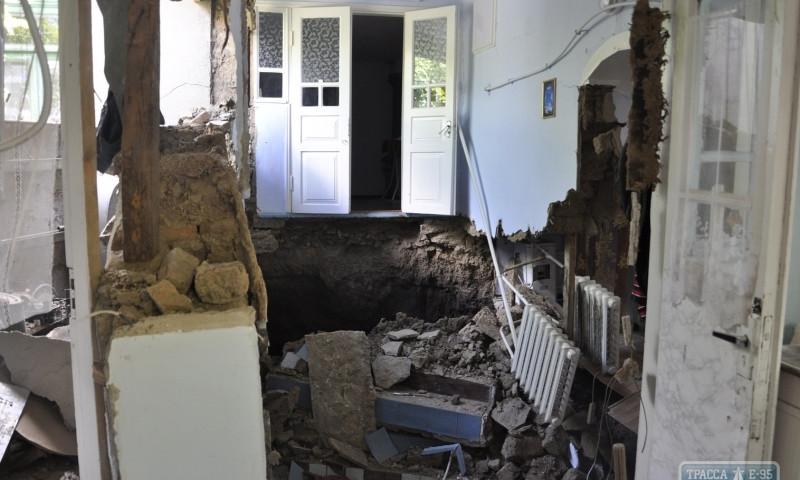 Дом провалился в катакомбы: семья из Болграда просит о помощи