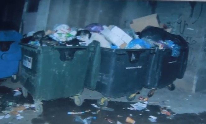 Двор возле Оперного театра превратили в мусорную свалку