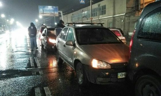 Масштабная авария: на Николаевской дороге столкнулись сразу пять машин
