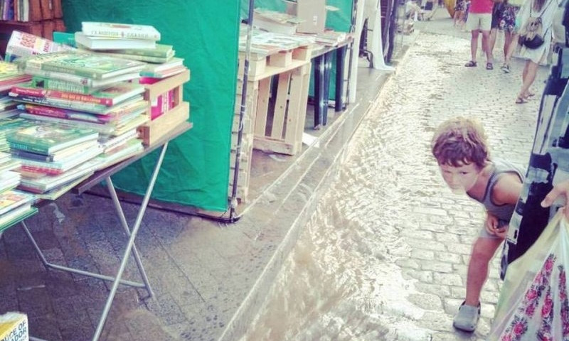 На Дерибасовской прорвало противопожарные люки: затопило книжную ярмарку