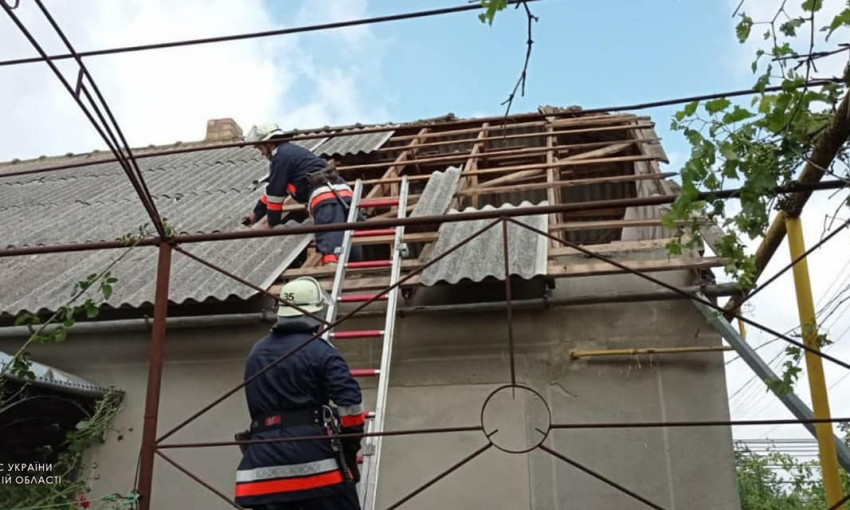 Мощный урагана на юге Одесской области натворил много бед: он сорвал крыши и вырывал деревья