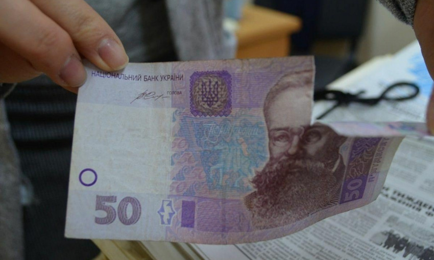 Кабинет министров Украины предложил на 50% урезать зарплаты чиновников