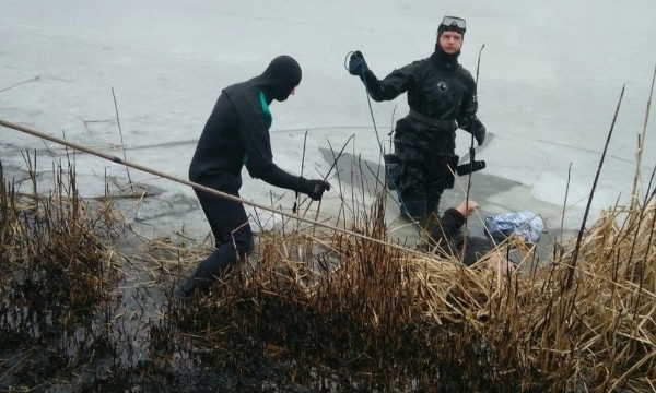 Балтский район: ГСЧС спасала женщину, решившую сократить путь по тонкому льду