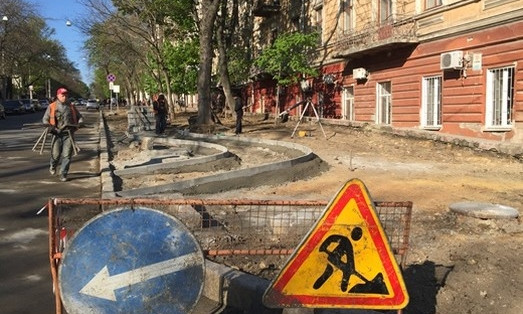 В центре Одессы начали строить первую уличную велодорожку