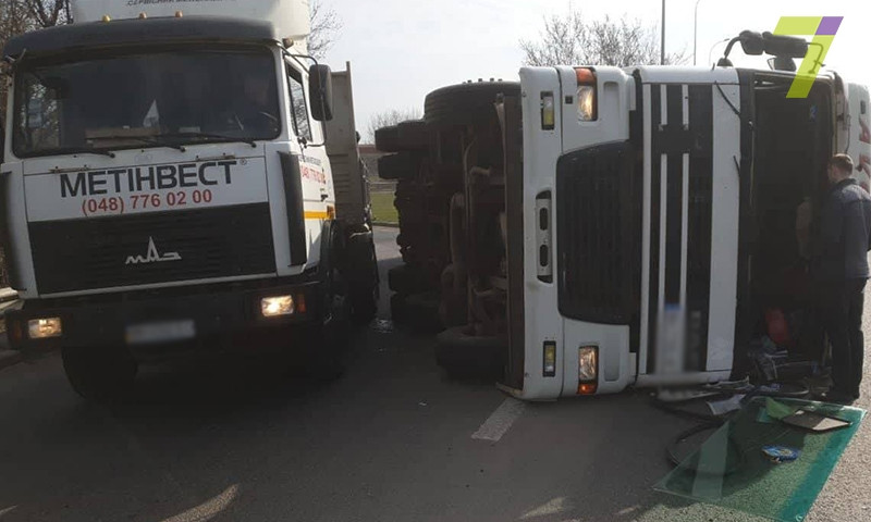 На окраине Одессы перевернулся грузовик: пострадал водитель