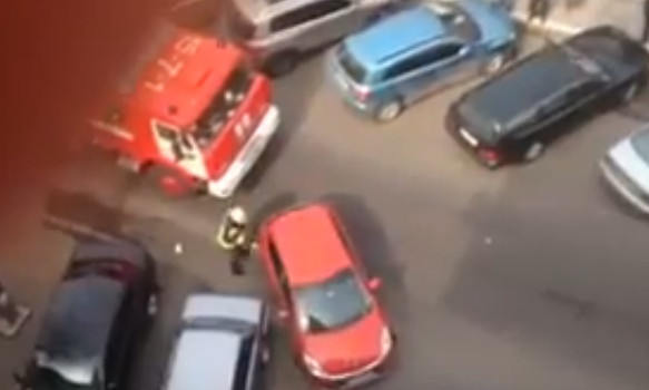 Курьёзная ситуация: появилось видео, как спасатели помогли автохаму припарковаться