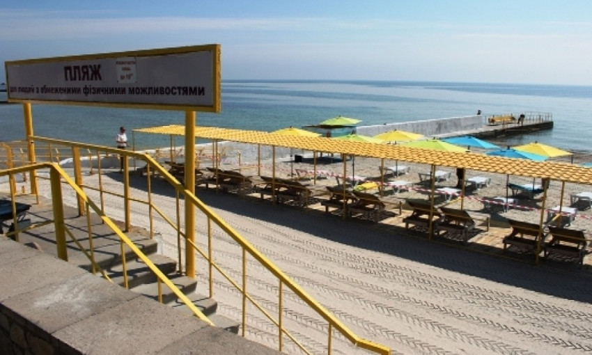 Одесские чиновники обвиняют друг друга в проблемах пляжа для инвалидов