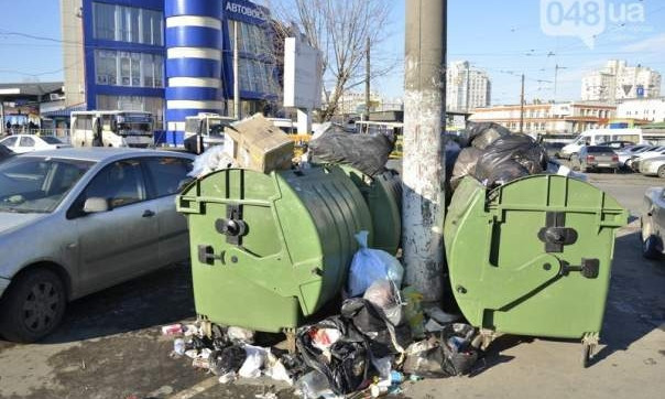 Одесский автовокзал утопает в горах мусора