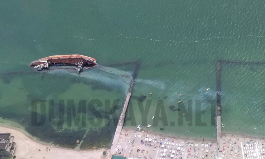 Танкер "Делфи" снова заливает топливом акваторию Одессы
