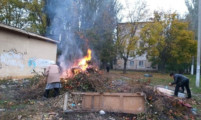 Одесситы жгут мусор прямо в городе 