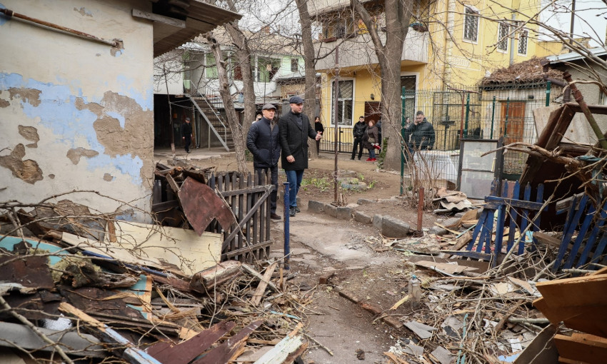 Геннадий Труханов встретился с жильцами дома, пострадавшего от рухнувшего дерева