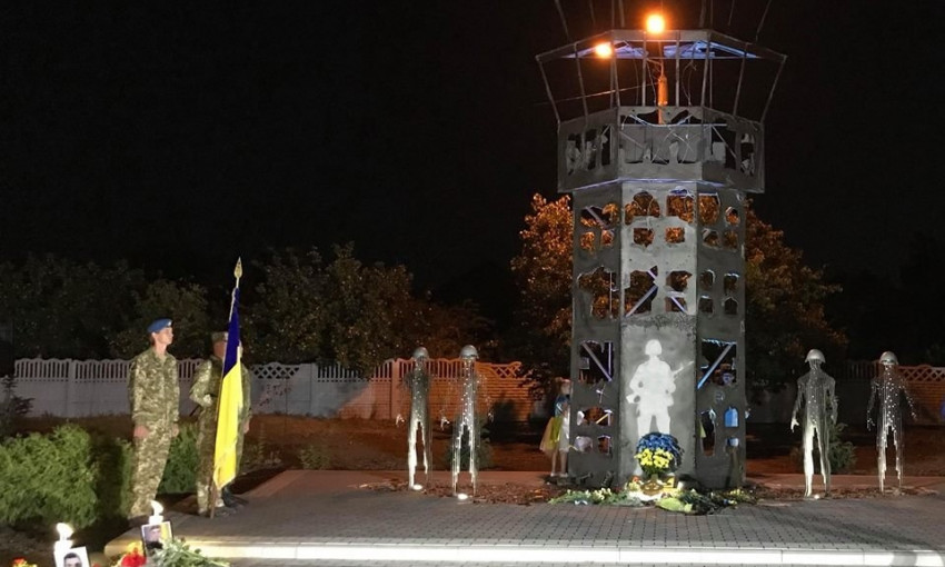 Диспетчерская башня ДАП: в Доброславе возвели памятник героям АТО