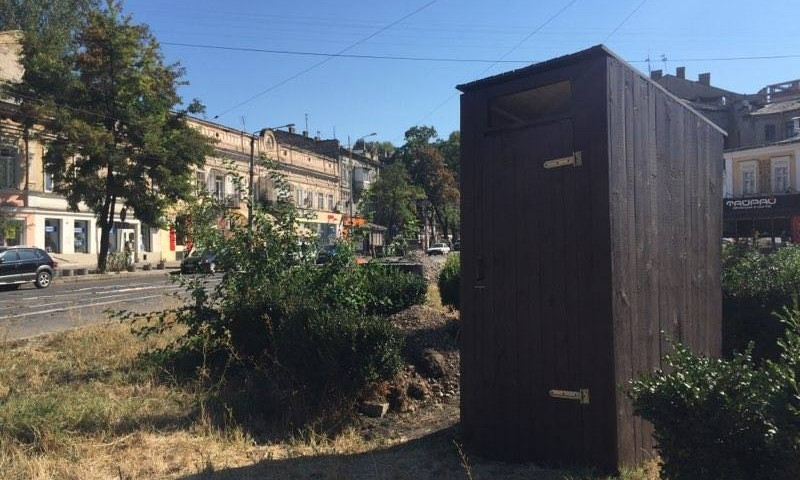 Капитальный ремонт Тираспольской площади идет полным ходом: в ее центре уже установили...деревянный туалет