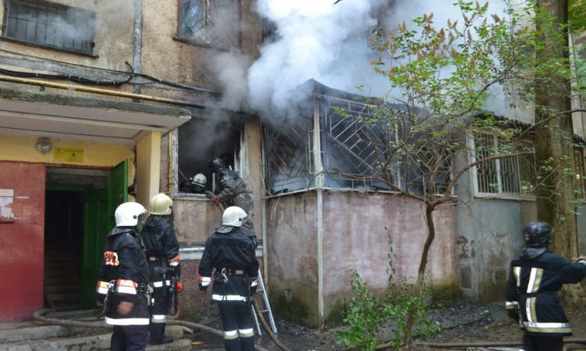 На улице Бочарова в Одессе горела квартира пятиэтажного дома