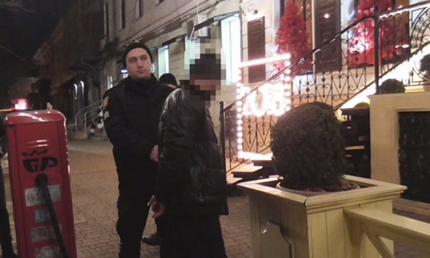 В центре Одессы мужчина пытался ограбить ломбард