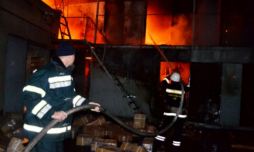 Во время ночного пожара сгорел двухэтажный склад промрынка «Седьмой километр»