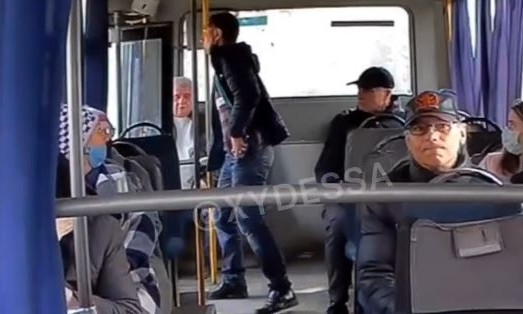 В общественном транспорте Одессы хотели отобрать телефон прямо из рук пассажира