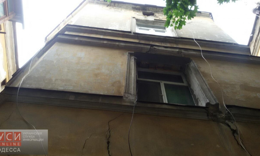 В Одессе рушится жилой дом: коммунальщики игнорируют