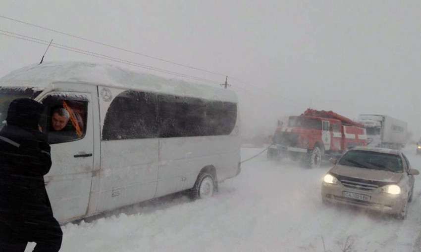 Из-за сильного снегопада на одну из трасс не пускают грузовые автомобили 