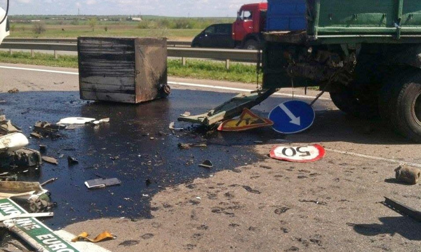 На трассе Одесса-Киев столкнулись два грузика: один водитель погиб, другой – в больнице