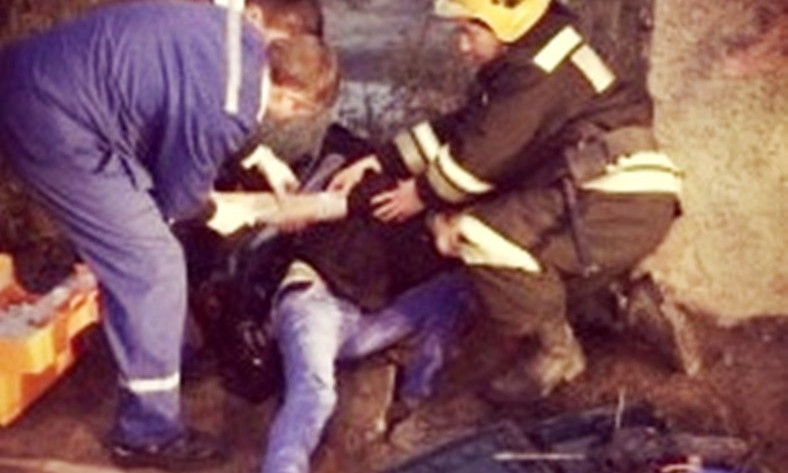 В Одесской области спасатели достали выпивоху из выгребной ямы