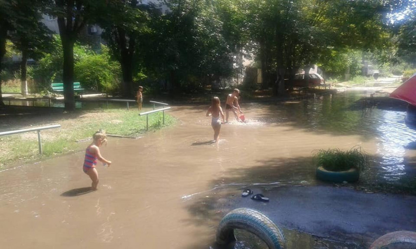 «Перформанс» на Черёмушках: жители 10 домов купаются в канализационной луже
