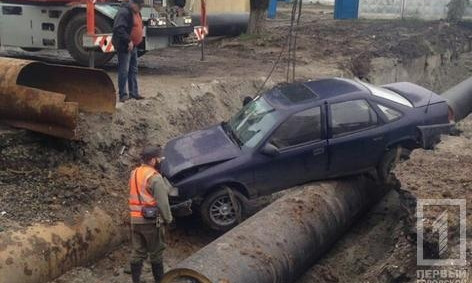 ДТП в Одессе: авто свалилось в котлован, а водитель скрылся