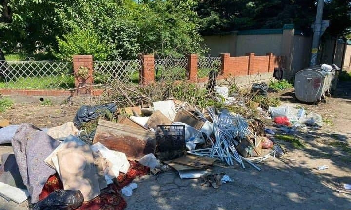 Одесские коммунальщики ликвидировали стихийную свалку, но на это место опять принесли мусор