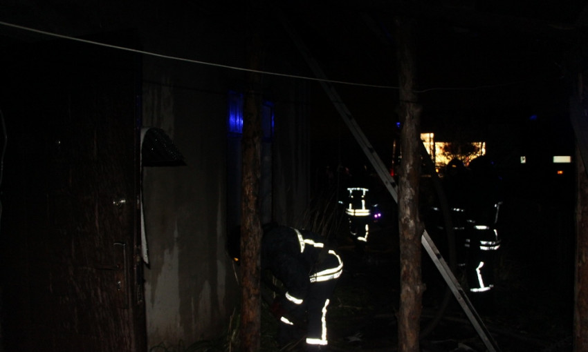 Пожар в частном доме: поздним вечером загорелась крыша здания